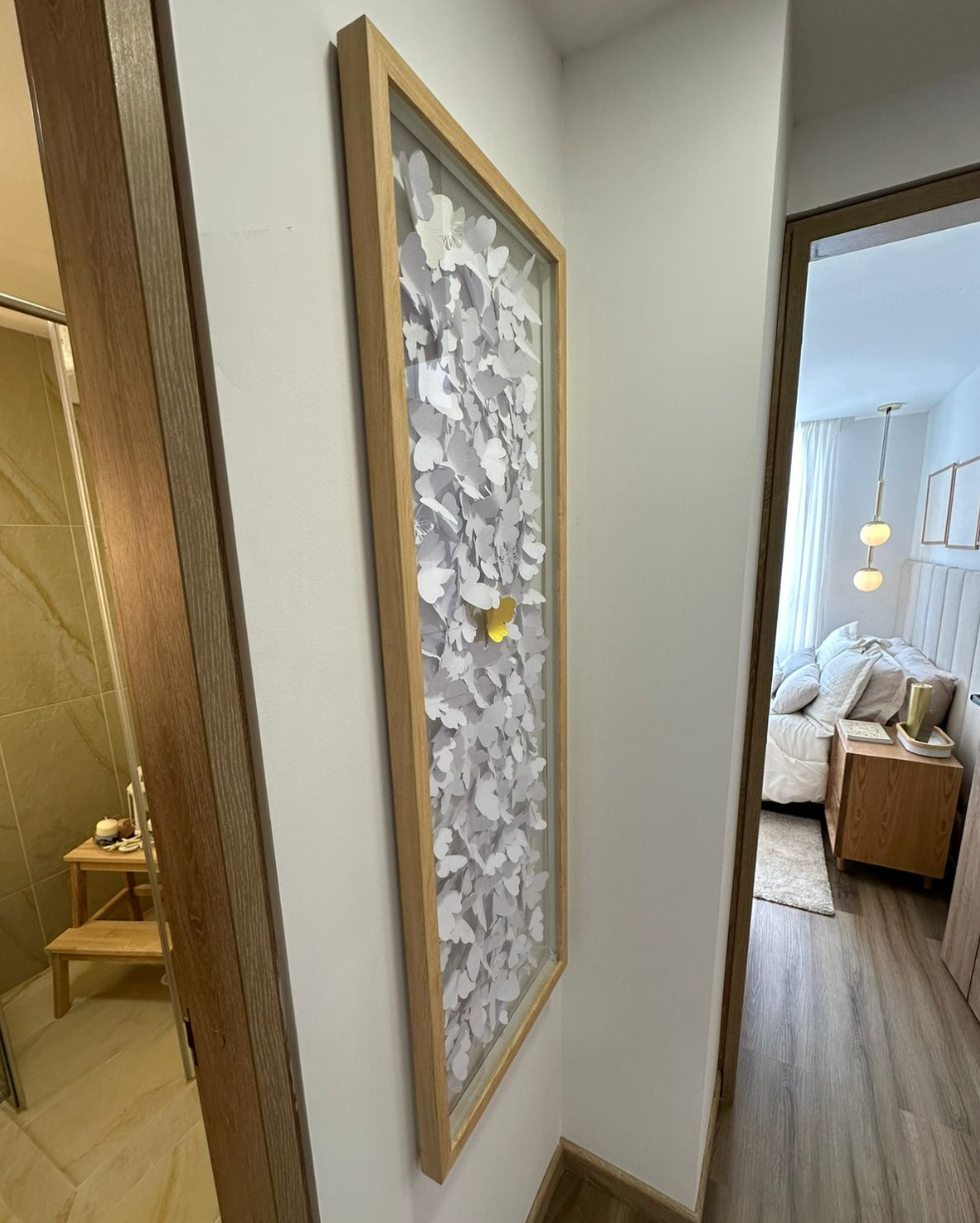 Cuadro con Mariposas Blancas y una Amarilla