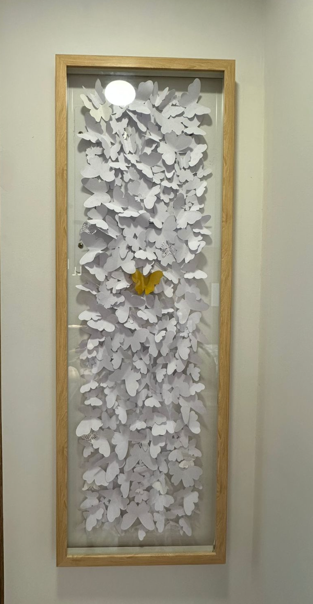 Cuadro con Mariposas Blancas y una Amarilla